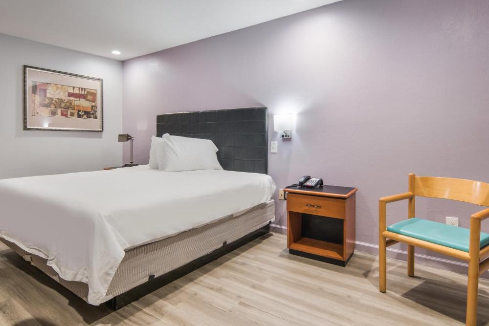 King Room - Non-Smoking interior